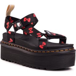 Sandały DR. MARTENS - Vegan Sandal Hk 25914002 Black/Red. Czarne klapki damskie Dr. Martens, bez wzorów, ze skóry ekologicznej, bez obcasa. Za 699,00 zł.