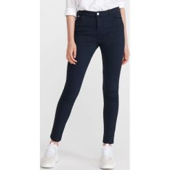 Spodnie push up - Granatowy. Niebieskie spodnie damskie Reserved. Za 89,99 zł.