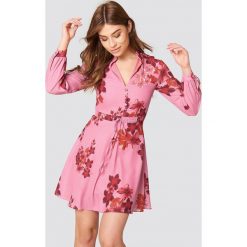 Długie sukienki: Trendyol Sukienka w kwiaty - Pink