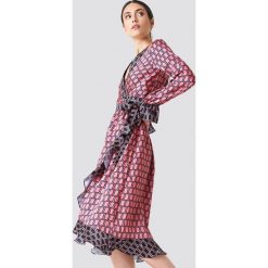 NA-KD Trend Kopertowa sukienka midi - Pink. Różowe sukienki damskie marki NA-KD Trend, bez wzorów, z falbankami, z długim rękawem, długie, midi, kopertowe. W wyprzedaży za 81,18 zł.