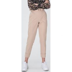 Spodnie chino z paskiem - Beżowy. Brązowe spodnie damskie Sinsay, s. Za 59,99 zł.