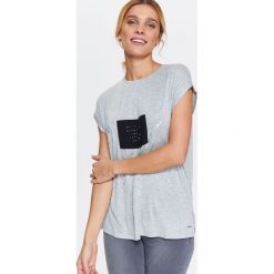 DAMSKI T-SHIRT Z APLIKACJĄ. Szare t-shirty damskie marki Top Secret, z nadrukiem, z kontrastowym kołnierzykiem. W wyprzedaży za 19,99 zł.