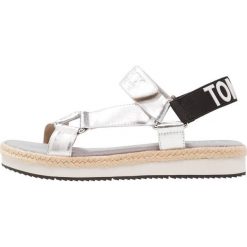 Sandały damskie: Tommy Jeans FRESH MODERN METALLIC SANDAL Sandały na platformie silver