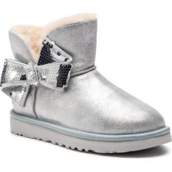 Buty UGG - W Mini Sequin Bow 1096012 W/Slvr. Szare kozaki damskie Ugg, ze skóry. W wyprzedaży za 569,00 zł.
