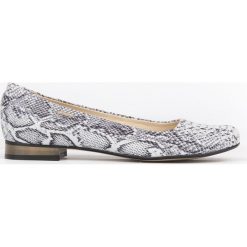 Wężowe baleriny na niskim obcasie - skóra naturalna - model 008 - kolor biały wąż. Białe baleriny damskie Zapato, bez wzorów, ze skóry, eleganckie, na niskim obcasie, na płaskiej podeszwie. Za 299,00 zł.
