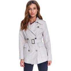 Krótki trencz dwurzędowy. Białe płaszcze damskie Top Secret, na wiosnę, bez wzorów, eleganckie, krótkie. W wyprzedaży za 189,99 zł.