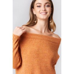 Swetry klasyczne damskie: NA-KD Trend Sweter w prążki z odkrytymi ramionami – Orange