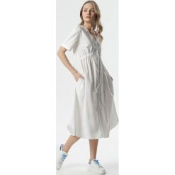 Biała Sukienka Messelise. Białe sukienki damskie Born2be, s, bez wzorów, bez kołnierzyka, bez rękawów, midi. W wyprzedaży za 59,99 zł.