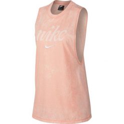 Top w kolorze jasnoróżowym. Różowe topy damskie Nike Women, m, z nadrukiem, z bawełny, z okrągłym kołnierzem. W wyprzedaży za 52,95 zł.