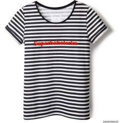 T-shirt w paski Superbohaterka. Białe t-shirty damskie Pakamera, z napisami, z klasycznym kołnierzykiem. Za 79,00 zł.