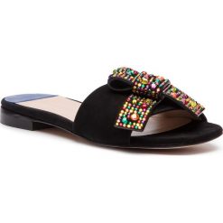 Klapki STUART WEITZMAN - Milky Way Slide YL53469 Black Suede. Czarne klapki damskie marki Stuart Weitzman, z aplikacjami, ze skóry, bez obcasa, na obcasie. W wyprzedaży za 1279,00 zł.