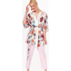 Żakiet typu kimono w kwiatowy wzór, z pasem. Białe żakiety damskie w kwiaty. W wyprzedaży za 44,99 zł.