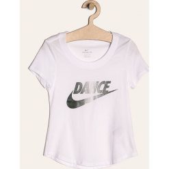 Nike Kids - T-shirt dziecięcy 122-166 cm. Białe bluzki dziewczęce Nike Kids, z nadrukiem, z bawełny, z okrągłym kołnierzem, z krótkim rękawem, krótkie, bez kaptura. W wyprzedaży za 59,90 zł.