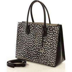 Niesamowity kuferek MICHAEL KORS BLACK. Czarne kuferki damskie Michael Kors, w paski, ze skóry. Za 1399,00 zł.
