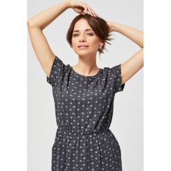 Sukienka bawełniana z nadrukiem. Sukienki damskie Moodo, s, z nadrukiem, z bawełny, bez kołnierzyka, bez rękawów. Za 39,99 zł.