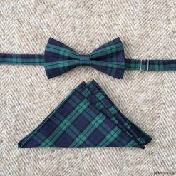 Bootle. Mucha w irlandzką kratę i poszetka. Niebieskie muszki męskie Pakamera, bez wzorów, z bawełny, klasyczne. Za 139,00 zł.
