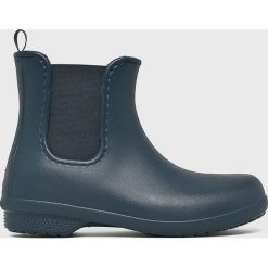 Crocs - Kalosze. Niebieskie kalosze damskie marki Crocs, bez wzorów, z materiału, bez obcasa. W wyprzedaży za 189,90 zł.