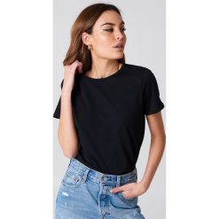 NA-KD Basic T-shirt basic - Black. Czarne t-shirty damskie NA-KD Basic, z bawełny, z okrągłym kołnierzem. Za 52,95 zł.