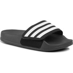 Klapki adidas - Adilette Shower Adjk EG1353 Greisix/Ftwwht/Cblack. Czarne sandały chłopięce Adidas, z tworzywa sztucznego, bez zapięcia. Za 99,00 zł.