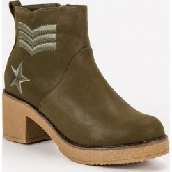 MILITARNE BOTKI DAMSKIE - odcienie zieleni. Żółte botki damskie KYLIE, militarne, bez obcasa, bez zapięcia. Za 109,90 zł.