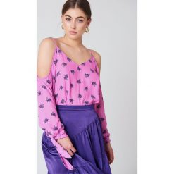 NA-KD Top z wycięciami na ramionach - Pink,Purple,Multicolor. Różowe topy damskie NA-KD, bez wzorów, z poliesteru, bez kołnierzyka. W wyprzedaży za 30,28 zł.