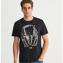 T-shirt z nadrukiem Star Wars - Czarny. Czarne t-shirty męskie z nadrukiem Reserved, l. Za 59,99 zł.