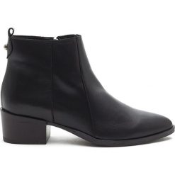 Skórzane botki w kolorze czarnym. Czarne botki damskie Abril Flowers, bez obcasa, bez zapięcia. W wyprzedaży za 209,95 zł.
