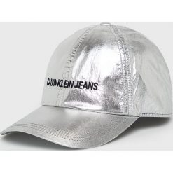 Calvin Klein Jeans - Czapka. Szare czapki damskie z bawełny. W wyprzedaży za 99,90 zł.