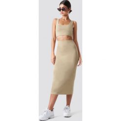 Nicki x NA-KD Spódnica basic midi - Beige. Brązowe spódniczki damskie marki Nicki x NA-KD, bez wzorów, midi, dopasowane. Za 113,00 zł.