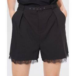 Eleganckie szorty z paskiem - Czarny. Czarne szorty damskie Mohito, bez wzorów, eleganckie. Za 119,99 zł.