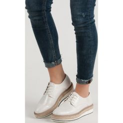 SREBRNE PÓŁBUTY ESPADRYLE. Szare espadryle damskie CLOWSE, bez wzorów, bez obcasa. Za 69,90 zł.