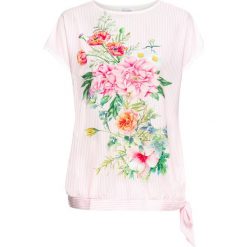 Shirt z kwiatowym nadrukiem bonprix jasnoróżowo-biały z nadrukiem. Różowe koszulki damskie marki bonprix, w paski, z tkaniny, bez kołnierzyka, bez rękawów. Za 54,99 zł.