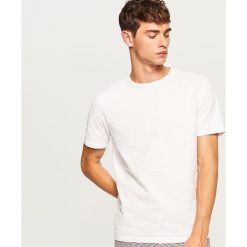 T-shirt z dzianiny strukturalnej - Biały. Białe t-shirty męskie Reserved, l, z dzianiny. Za 49,99 zł.