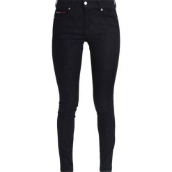 Tommy Jeans MID RISE SKINNY NORA Jeans Skinny Fit new rinse. Czarne jeansy damskie marki Tommy Jeans, z bawełny. W wyprzedaży za 359,20 zł.