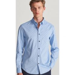 Koszula regular fit z mikroprintem - Niebieski. Niebieskie koszule męskie Reserved, s. W wyprzedaży za 59,99 zł.