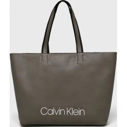 Calvin Klein - Torebka. Czerwone torebki klasyczne damskie marki Calvin Klein, ze skóry ekologicznej, na ramię, duże. W wyprzedaży za 449,90 zł.
