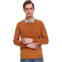 Sweter dopasowany z dekoltem w serek. Żółte swetry męskie Top Secret, na lato, xl, bez wzorów, z dzianiny, biznesowe, z dekoltem w serek, bez kaptura. W wyprzedaży za 79,99 zł.