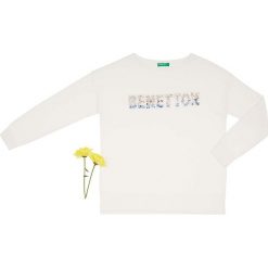 Bluza w kolorze białym. Białe bluzy niemowlęce Benetton Kids, bez wzorów, z wełny, bez rękawów, bez kaptura. W wyprzedaży za 47,95 zł.