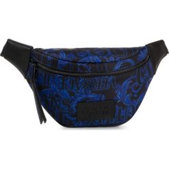 Saszetka nerka VERSACE JEANS COUTURE - E1YUBBA2 71295 E31. Niebieskie nerki damskie Versace Jeans Couture, bez wzorów, z jeansu, młodzieżowe, bez dodatków. Za 409,00 zł.