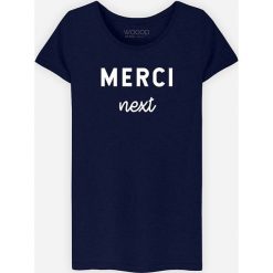 Koszulka "Merci Next" w kolorze granatowym. Niebieskie koszulki damskie Wooop, s, z nadrukiem, z bawełny, z okrągłym kołnierzem. W wyprzedaży za 59,95 zł.