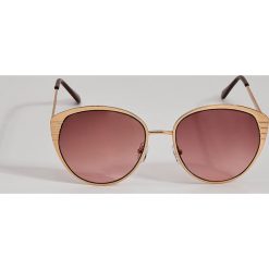 Okulary przeciwsłoneczne w stylu retro - Złoty. Żółte okulary przeciwsłoneczne damskie marki Mohito, retro. Za 49,99 zł.