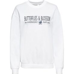 Bluza oversize z haftem bonprix biały z nadrukiem. Białe bluzy damskie bonprix, z nadrukiem, bez rękawów, bez kaptura. Za 74,99 zł.