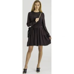 SUKIENKA pinko MARGARINA. Czarne sukienki damskie Pinko, na imprezę, w paski, z tkaniny, z okrągłym kołnierzem, bez rękawów. Za 839,00 zł.
