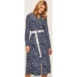 Tommy Jeans - Sukienka. Niebieskie sukienki damskie Tommy Jeans, na co dzień, s, w paski, z wiskozy, casualowe, bez kołnierzyka, z długim rękawem, długie, maxi, proste. Za 649,90 zł.