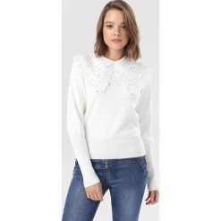 Biały Sweter Atenia. Białe swetry damskie Born2be, s, bez wzorów, bez rękawów, bez kaptura. Za 119,99 zł.