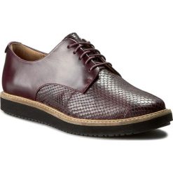 Oxfordy CLARKS - Glick Darby 261203184 Aubergine. Czerwone jazzówki damskie marki Clarks, ze skóry, eleganckie, na płaskiej podeszwie. W wyprzedaży za 299,00 zł.