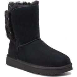 Buty UGG - W Bailey Fluff Buckle 1104183 W/Blk. Czarne kozaki damskie Ugg, ze skóry, bez obcasa, bez zapięcia. W wyprzedaży za 529,00 zł.
