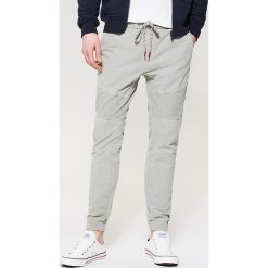 Joggery męskie: Materiałowe joggery – Jasny szar