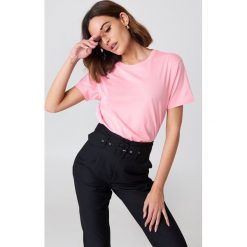 NA-KD Basic T-shirt oversize - Pink. Różowe t-shirty damskie marki NA-KD Basic, bez wzorów, z bawełny, bez kołnierzyka. W wyprzedaży za 21,18 zł.