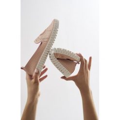 Różowe Slip On Morning Sun. Różowe mokasyny damskie Born2be, z materiału, na płaskiej podeszwie. Za 59,99 zł.